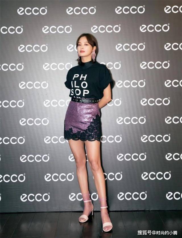 计划 辛芷蕾哪来的勇气？竟在凉鞋里面套丝袜，却硬是把土味穿成时尚