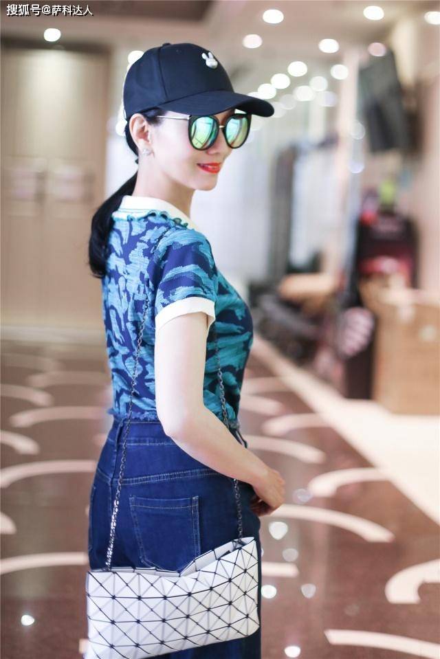 显得 65岁赵雅芝不长皱纹不发福，简单T恤都能穿出高级感，这气质绝了