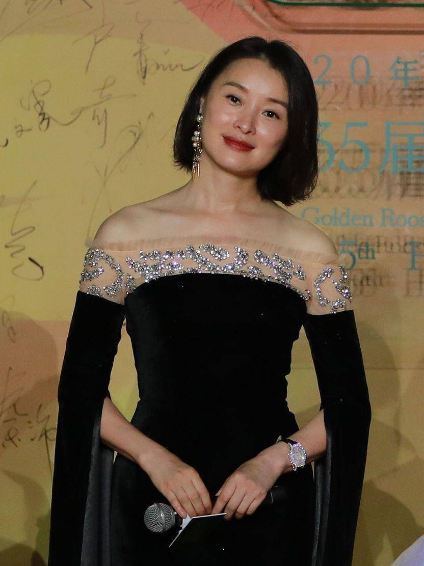 服装 吴越虽然是国字脸,但打扮起来却挺有气质,生图脸泛油光也挺美