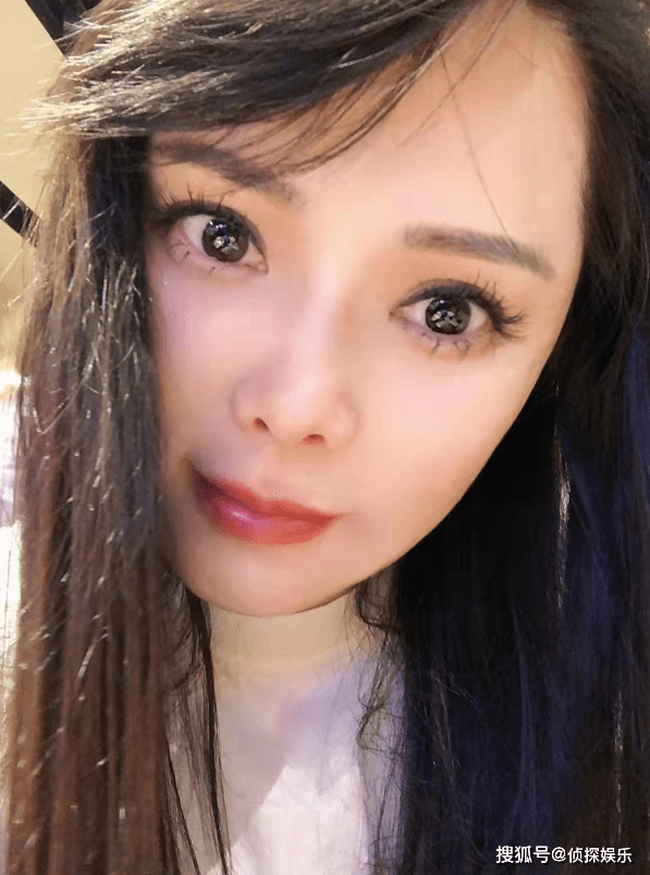 全素颜53岁伊能静分享护肤心得,自信展示全素颜,双颊略显松弛状态依旧