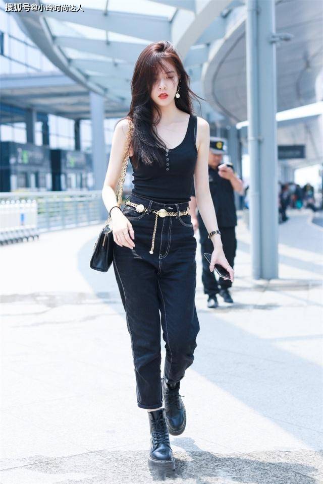样式 宋妍霏再次挑战男友风，穿背心+牛仔裤走路都带风，简直帅到飞起