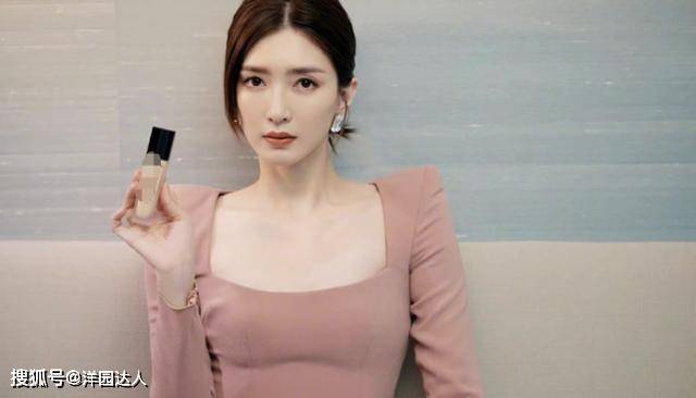 设计 35岁江疏影穿紧身长裙现身，皮肤白到发光，锁骨与腰线太迷人