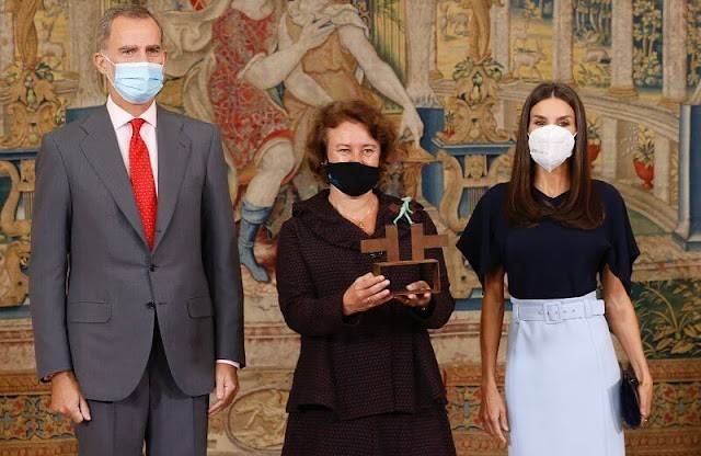 费利佩 西班牙国王夫妇耳鬓厮磨！48岁莱后成衣架子，裹铅笔裙秀迷人身段