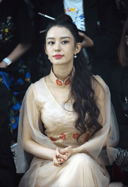 仙女 郎朗老婆吉娜风格大变，仙女裙大秀蚂蚁腰，发髻插“筷子”太抢镜