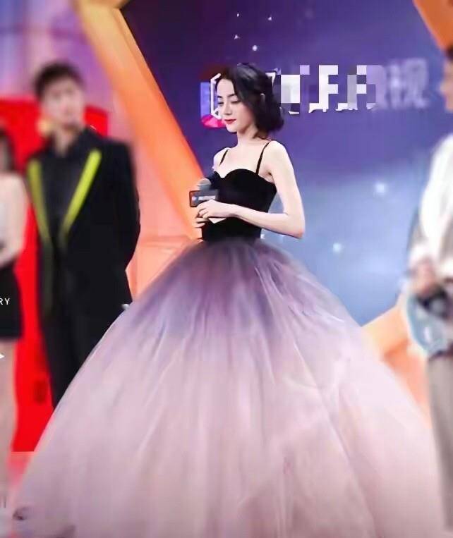 羽毛 迪丽热巴还是裙装好看，一身羽毛裙美如白天鹅，不愧是金鹰女神