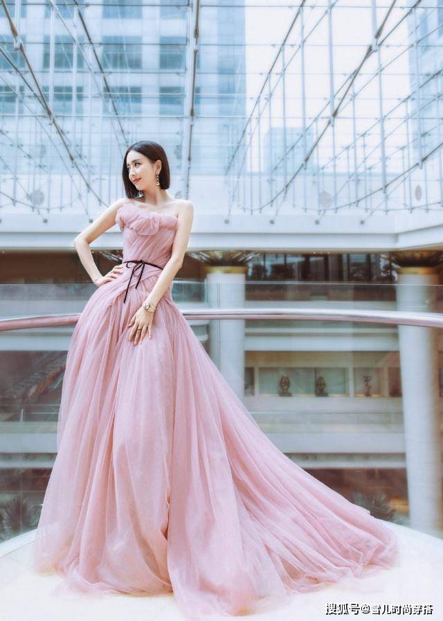 本人佟丽娅穿一袭豆沙粉纱裙亮相,美似仙女下凡,36岁气质依然不一般