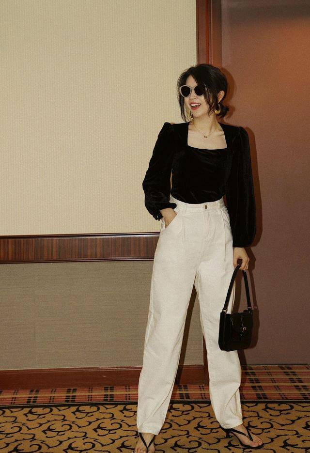 三木 三木博主太会穿！黑丝绒上衣配白色长裤高级精致，复古摩登又时髦