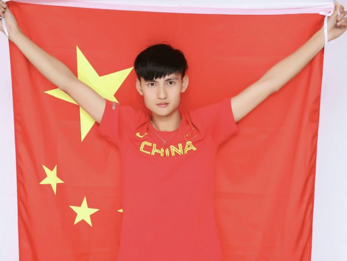 有网友说魏新猛阳光帅气,长得有点像演员张彬彬,这对夫妇在中国竞走