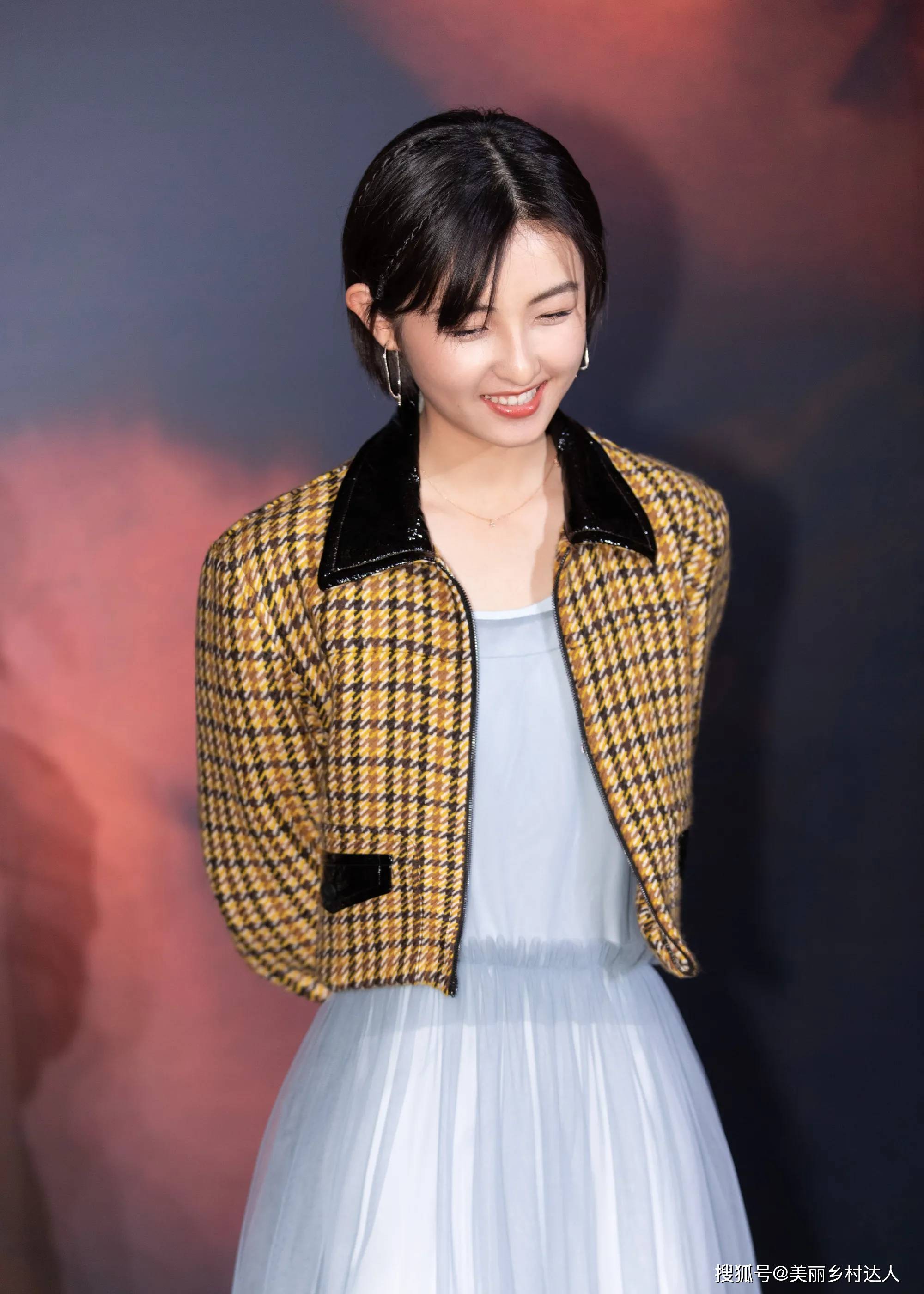 杨颖 张子枫格子夹克搭配网纱裙 变身修长妹妹.短外套又飒又显高