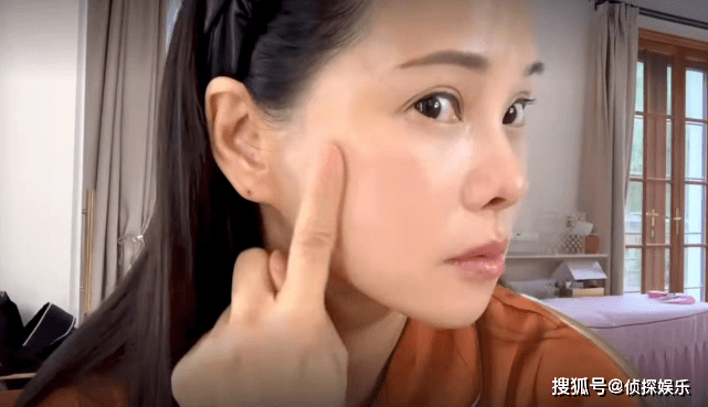 全素颜53岁伊能静分享护肤心得,自信展示全素颜,双颊略显松弛状态依旧