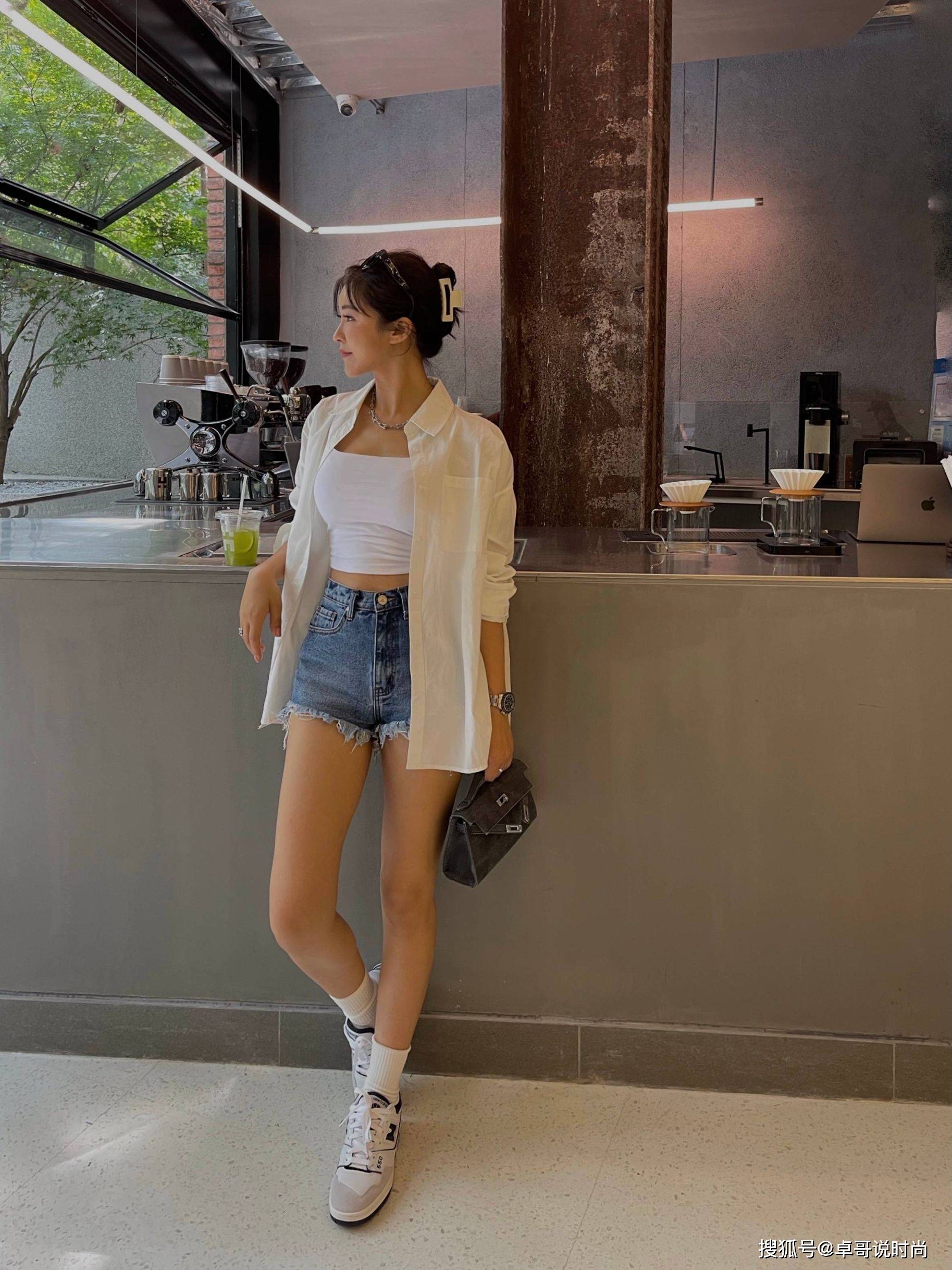 姐妹 不愧是周玲安,简约无奇的抹胸背心,一样穿出有料的身姿