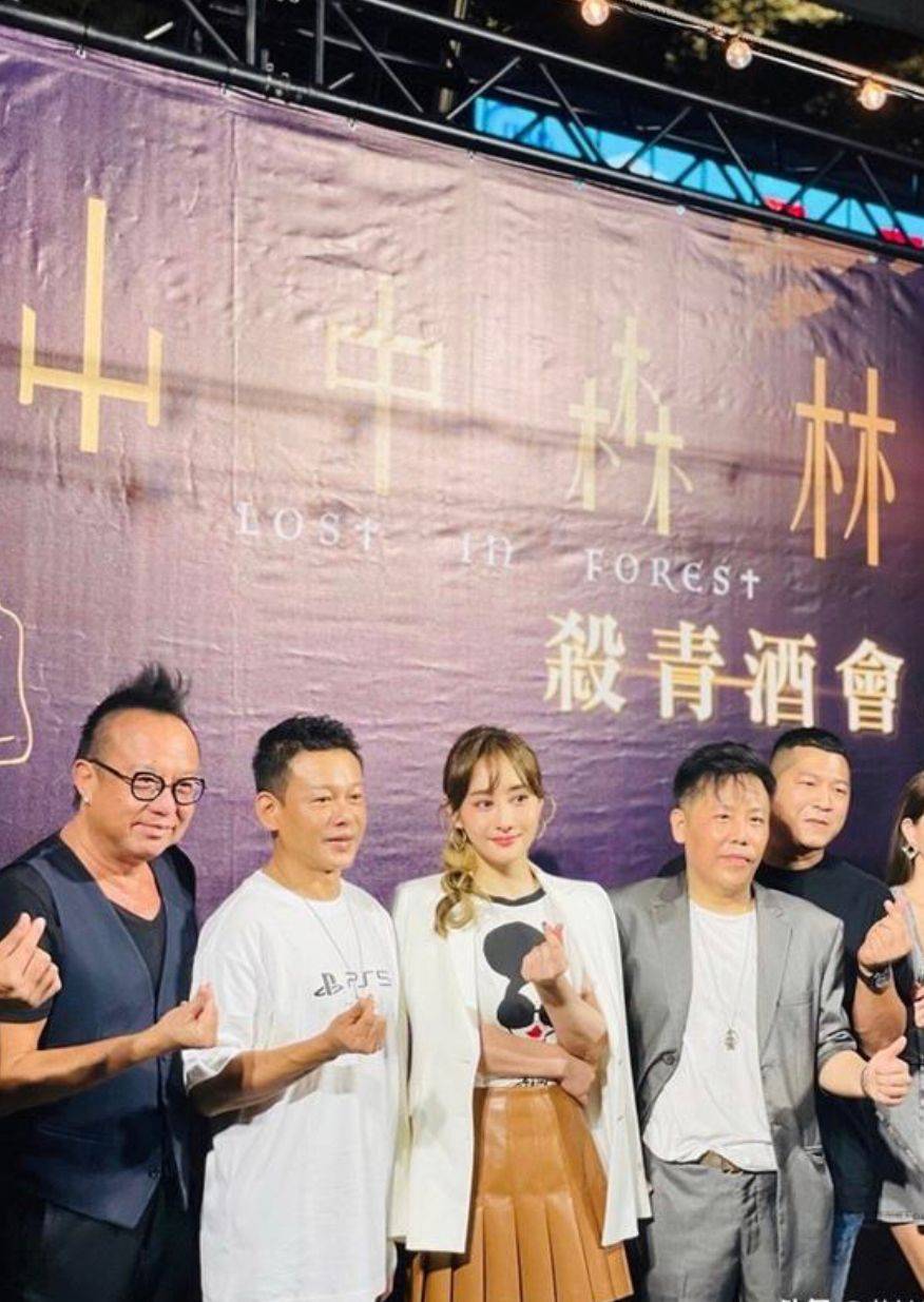 整体 陈德容很懂往“嫩”了打扮,穿及臀裙还绑灯笼辫,47看起来像27岁