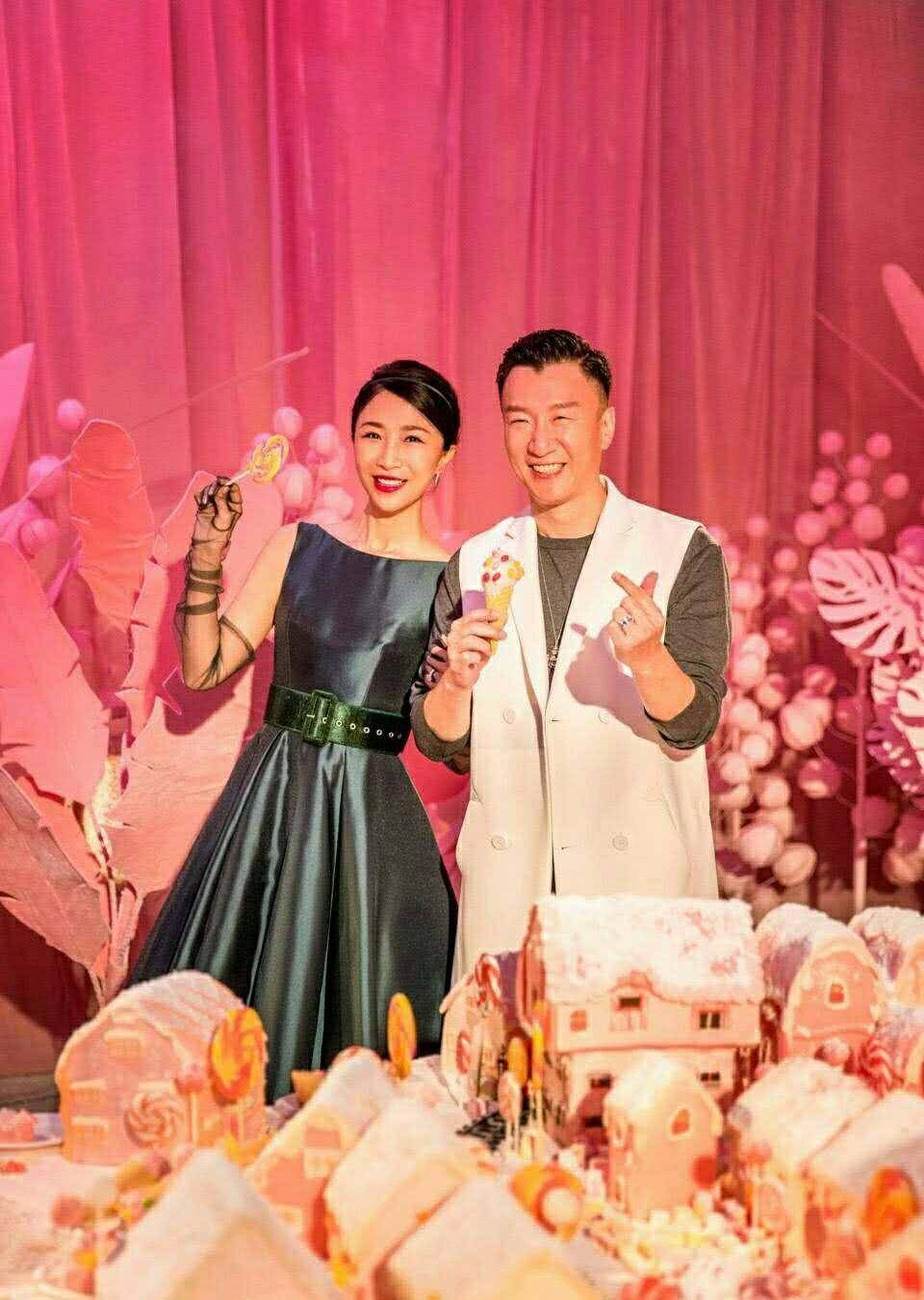 王骏迪 孙红雷带女儿逛街被拍，一双大长腿非常抢镜，遗传了妈妈的好基因