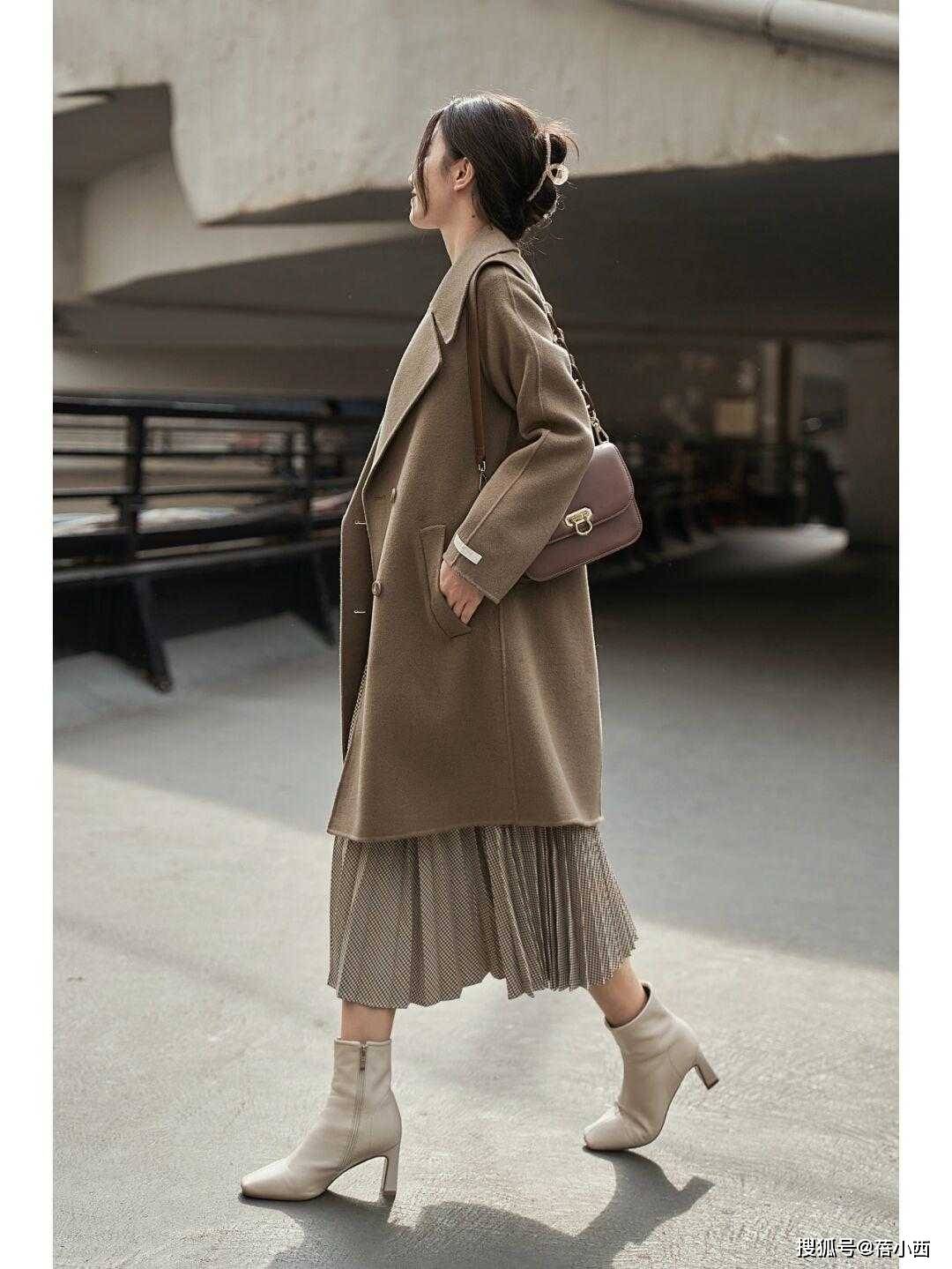 塑造出 秋冬大衣建议少穿黑白灰，试试这2种“高级色”，时髦又显气质