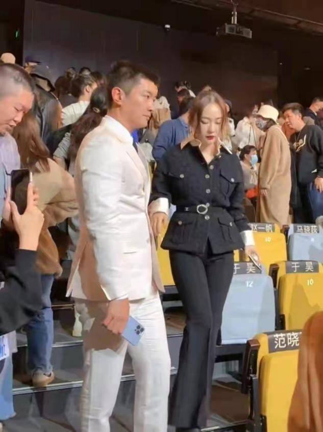 身材 霍思燕胖了一圈，穿一身黑也难掩“脸肿”，杜江身材倒保持得真好