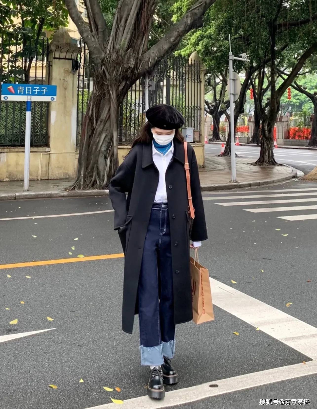 英伦 这次来分享两身,一件是大衣,一件是羽绒服但超级显瘦,直筒版型显高又显瘦
