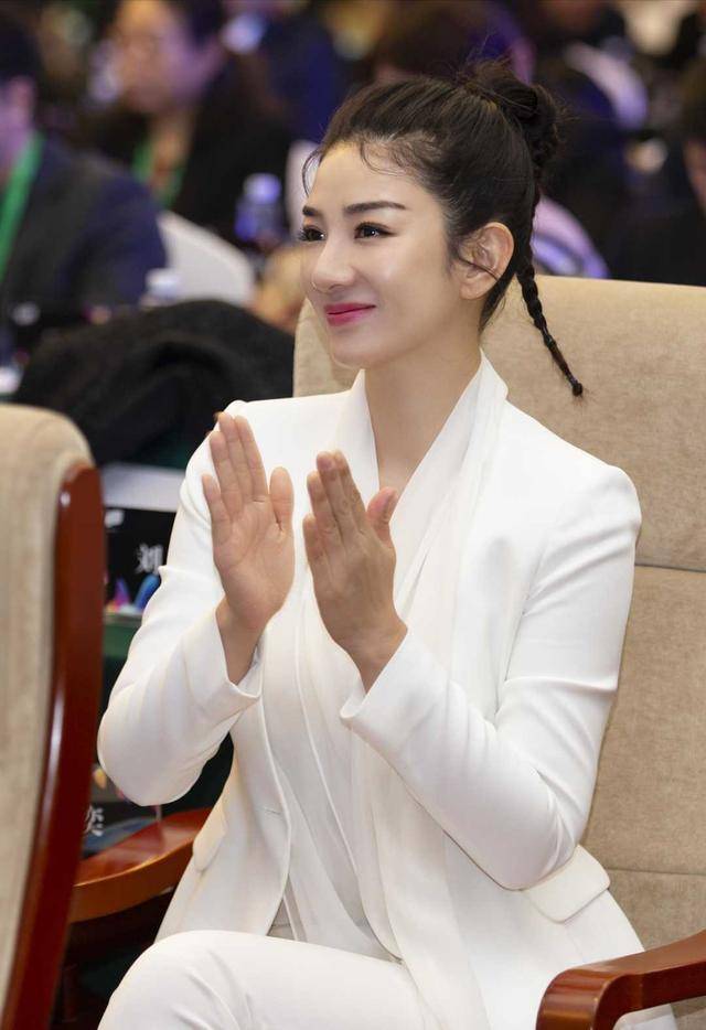 黄奕真 黄奕真“敢”穿,把印花图案连衣裙穿出了复古风,优雅大气