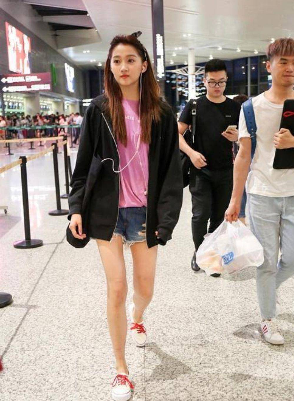 黑色 关晓彤的穿搭太棒了，穿黑色连帽外套，完全遮盖骨架大的缺点