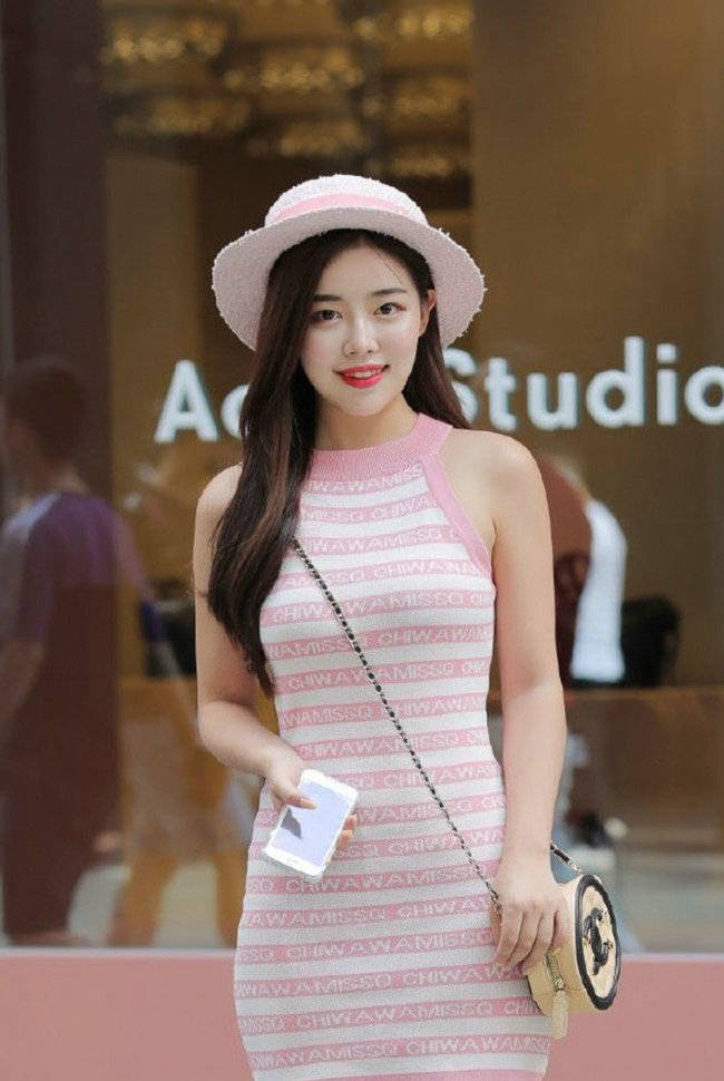 淡淡的紫色连衣裙浪漫又唯美,干练修身的版型很衬身材