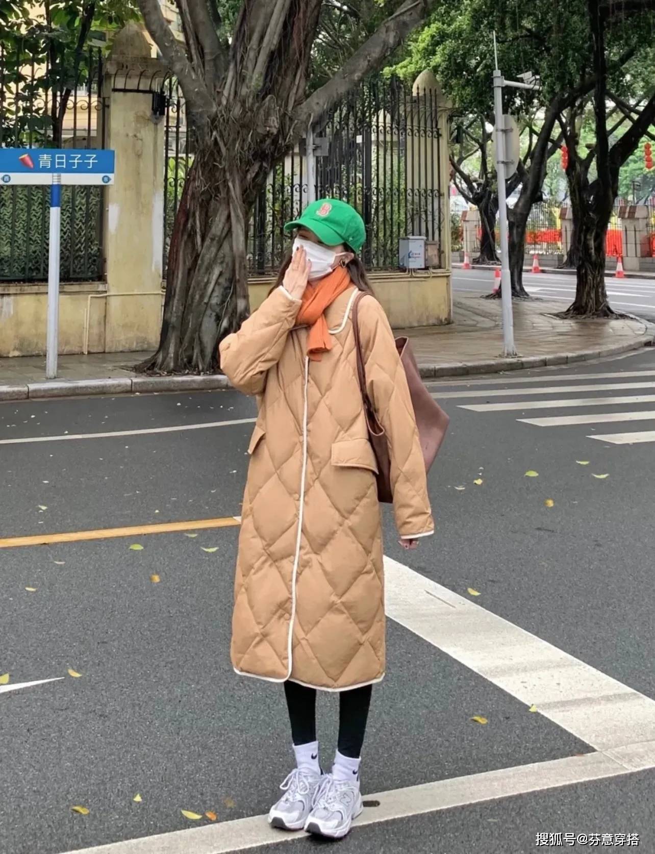 英伦 这次来分享两身,一件是大衣,一件是羽绒服但超级显瘦,直筒版型显高又显瘦