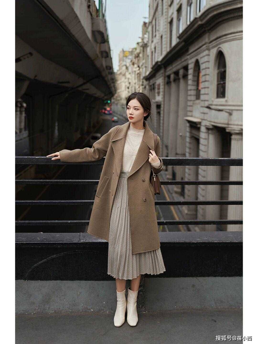 塑造出 秋冬大衣建议少穿黑白灰，试试这2种“高级色”，时髦又显气质