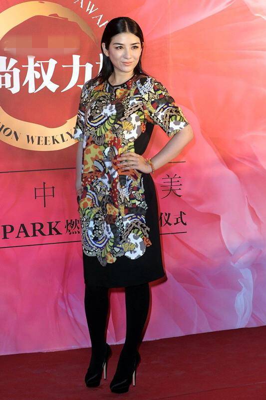 黄奕真 黄奕真“敢”穿,把印花图案连衣裙穿出了复古风,优雅大气