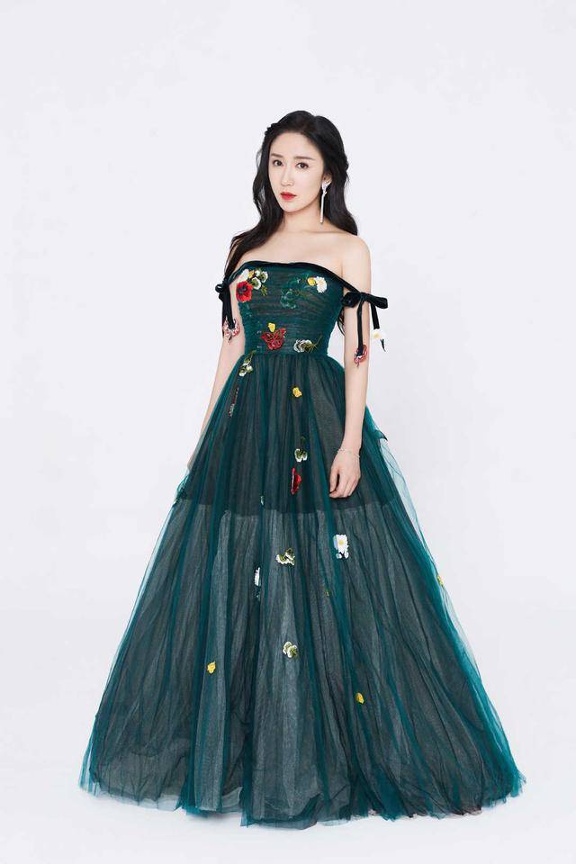 娄艺潇 娄艺潇终于又美回来了!红色印花外套配短裤清新减龄,阳光自信