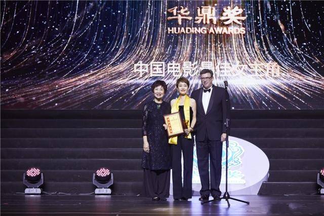 上衣马伊琍荣获最佳女主角奖项，穿露肩上衣秀迷人锁骨，43岁美回23岁