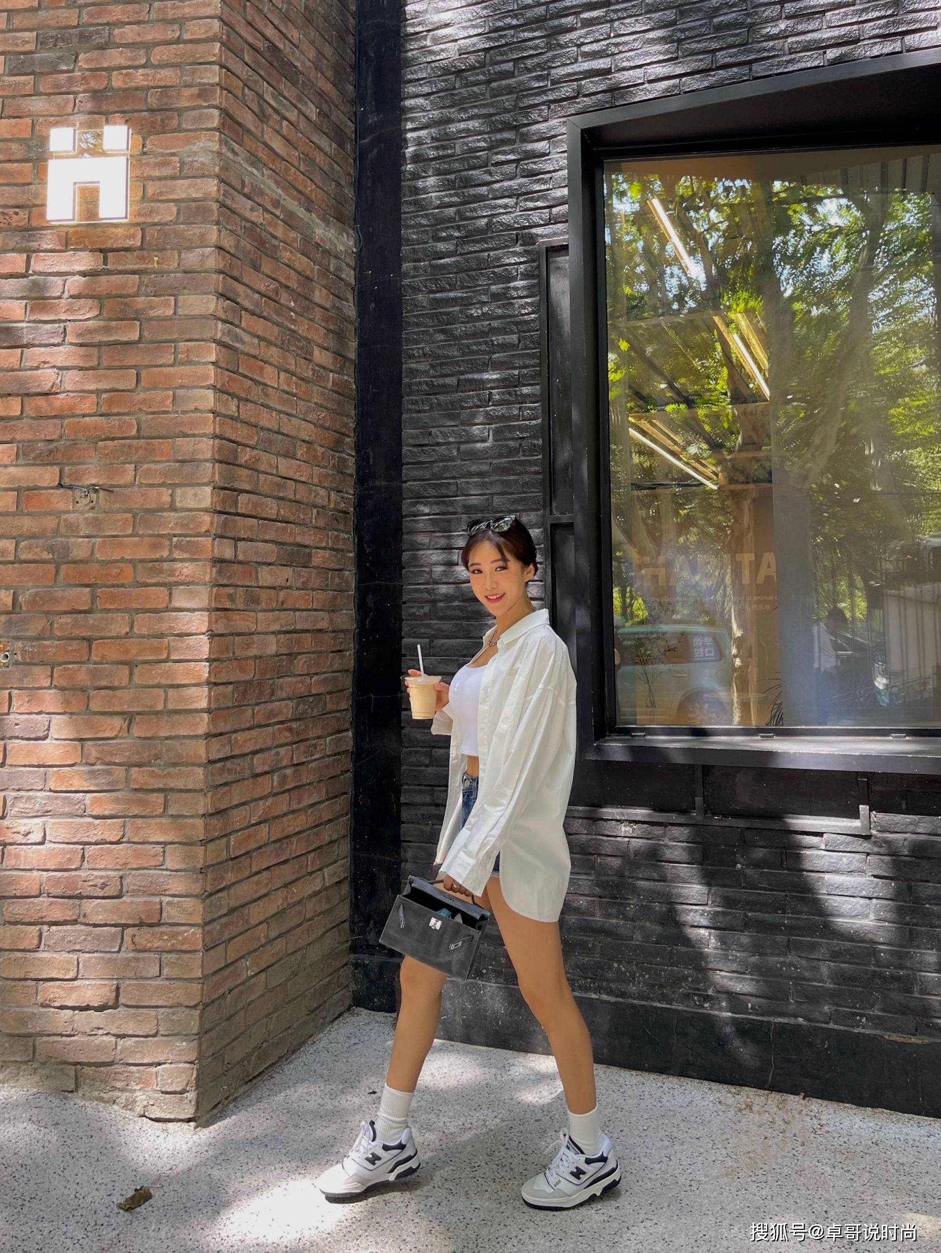 姐妹 不愧是周玲安,简约无奇的抹胸背心,一样穿出有料的身姿