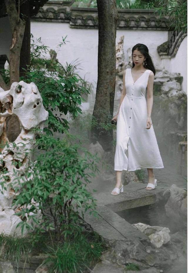 三木 三木博主太会穿！黑丝绒上衣配白色长裤高级精致，复古摩登又时髦