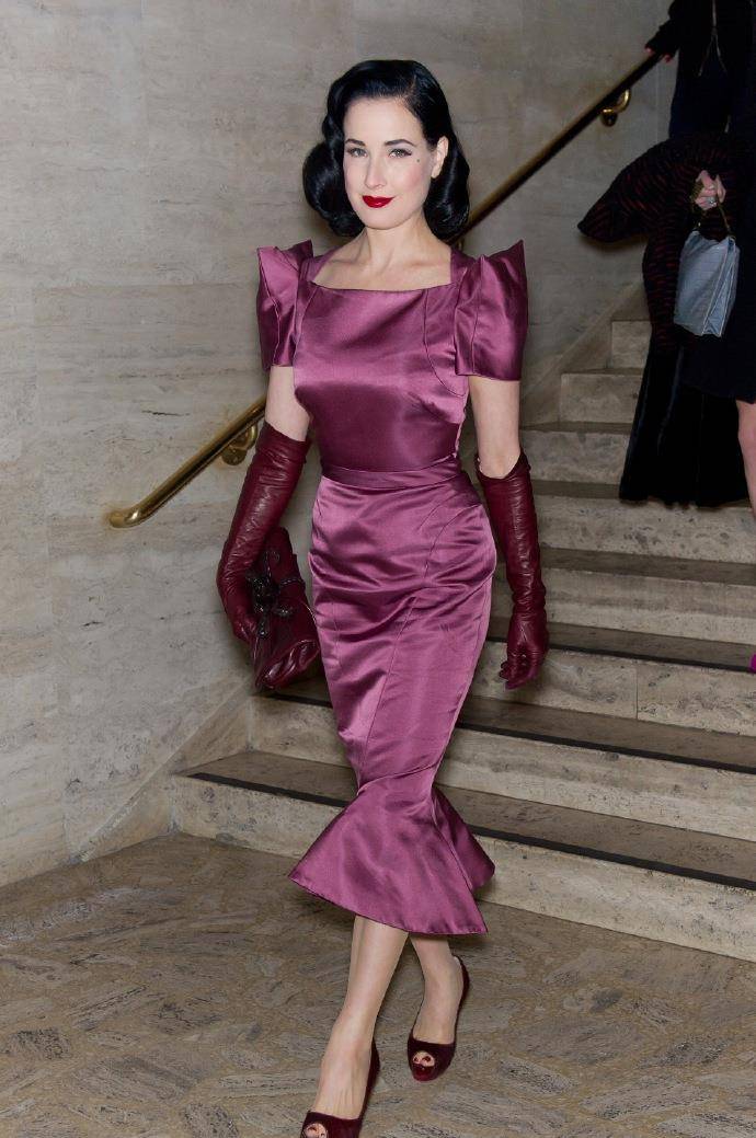 原创女星ditavonteese年过半百了精致脸蛋微胖身材风情万种