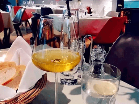 因为|红酒又涩又苦，为什么都还抢着喝？