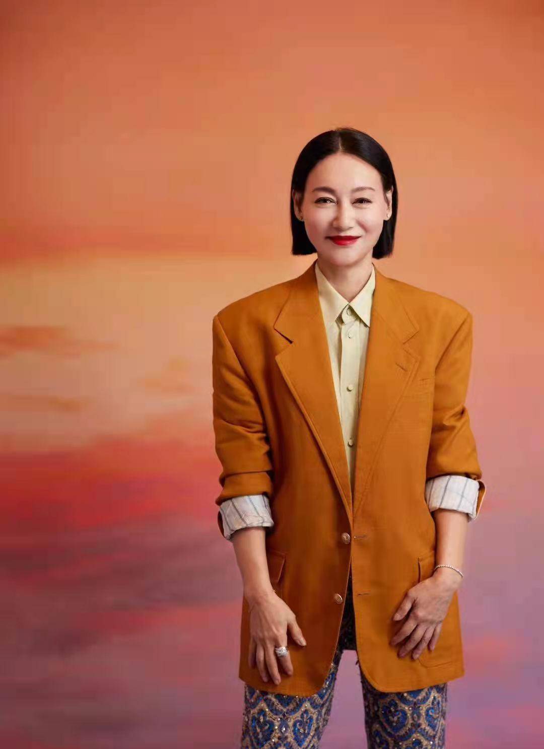 身材 被惠英红减龄穿搭惊艳到了，优雅高级少女味很足，再也不怕变老了