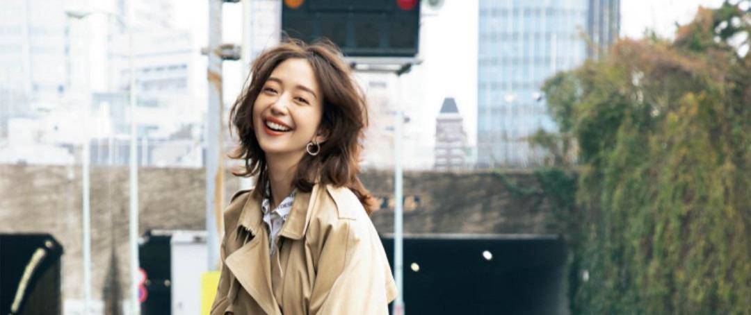 洛薇 穿风衣好看，凭什么？50套“穿搭”演练，从配色到风格，错过遗憾