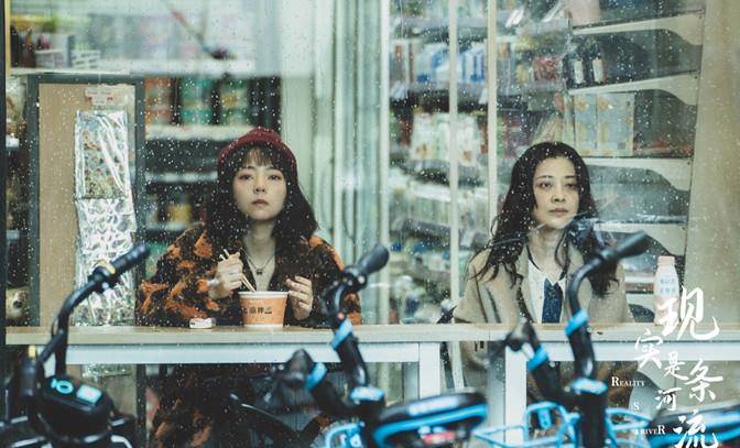 长裤 梅婷新戏杀青心情好,穿衬衫长裤同黄磊比心,黑眼圈比眼影还抢镜