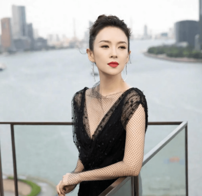 美人 章子怡被称之她为东方“美人坯子”，10衣服展示她不仅美还会穿