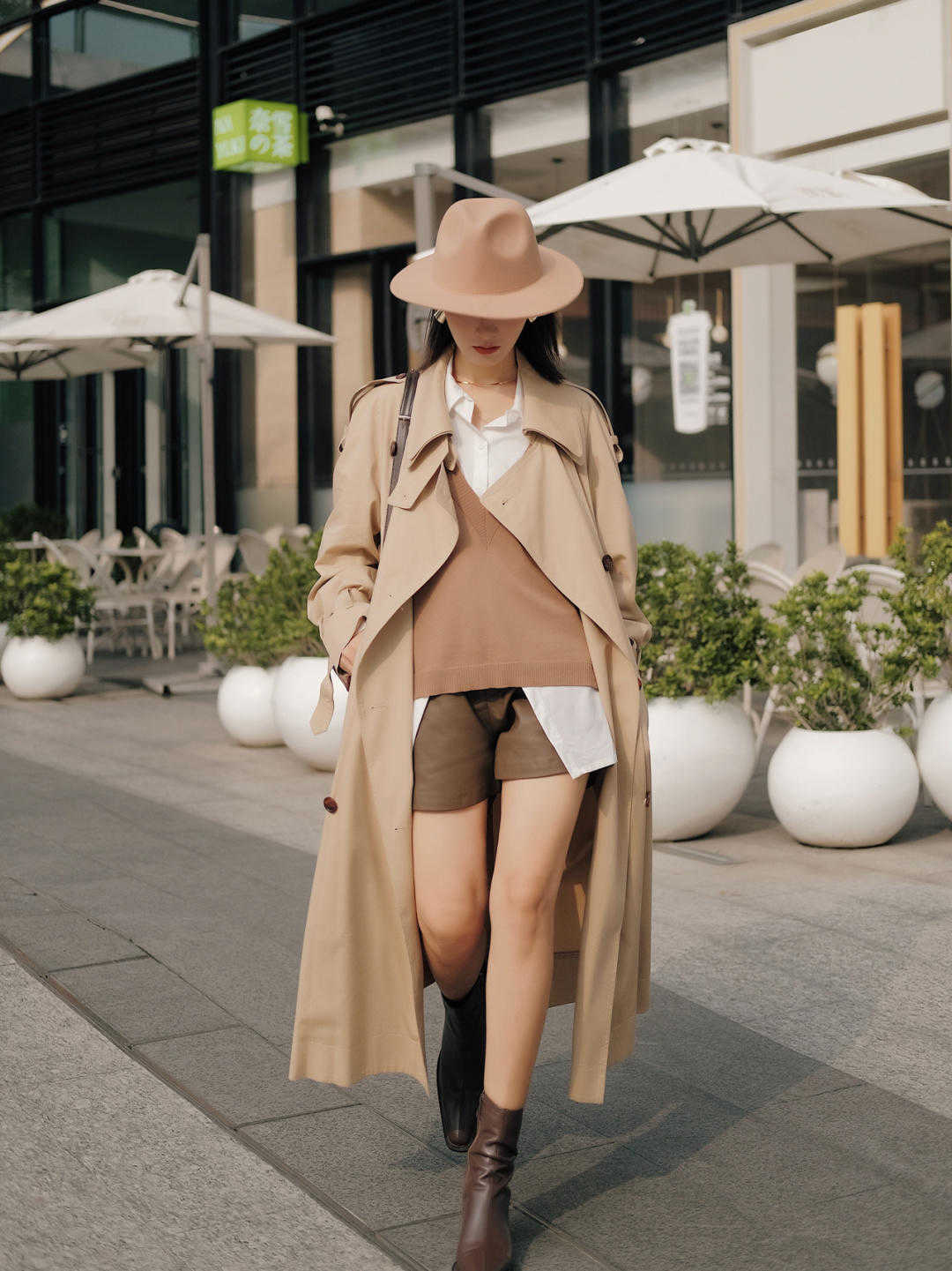 是属于 秋冬季节，“风衣”怎么穿才高级？搭配针织衫保暖舒适又有气场