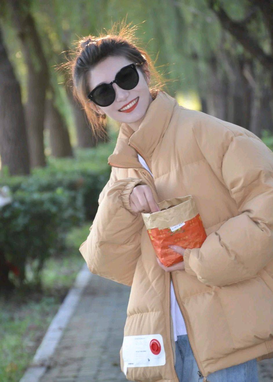 颜色 不要只会穿上一身黑过冬,可以尝试别的颜色,增添活力与温暖