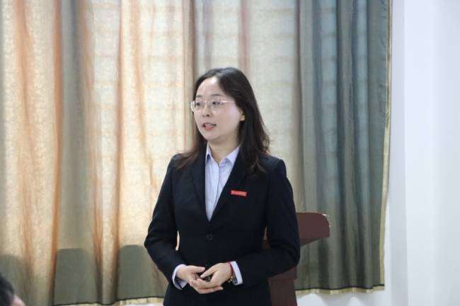 参赛教师授课评委组组长袁绍斌教授介绍了比赛规则.