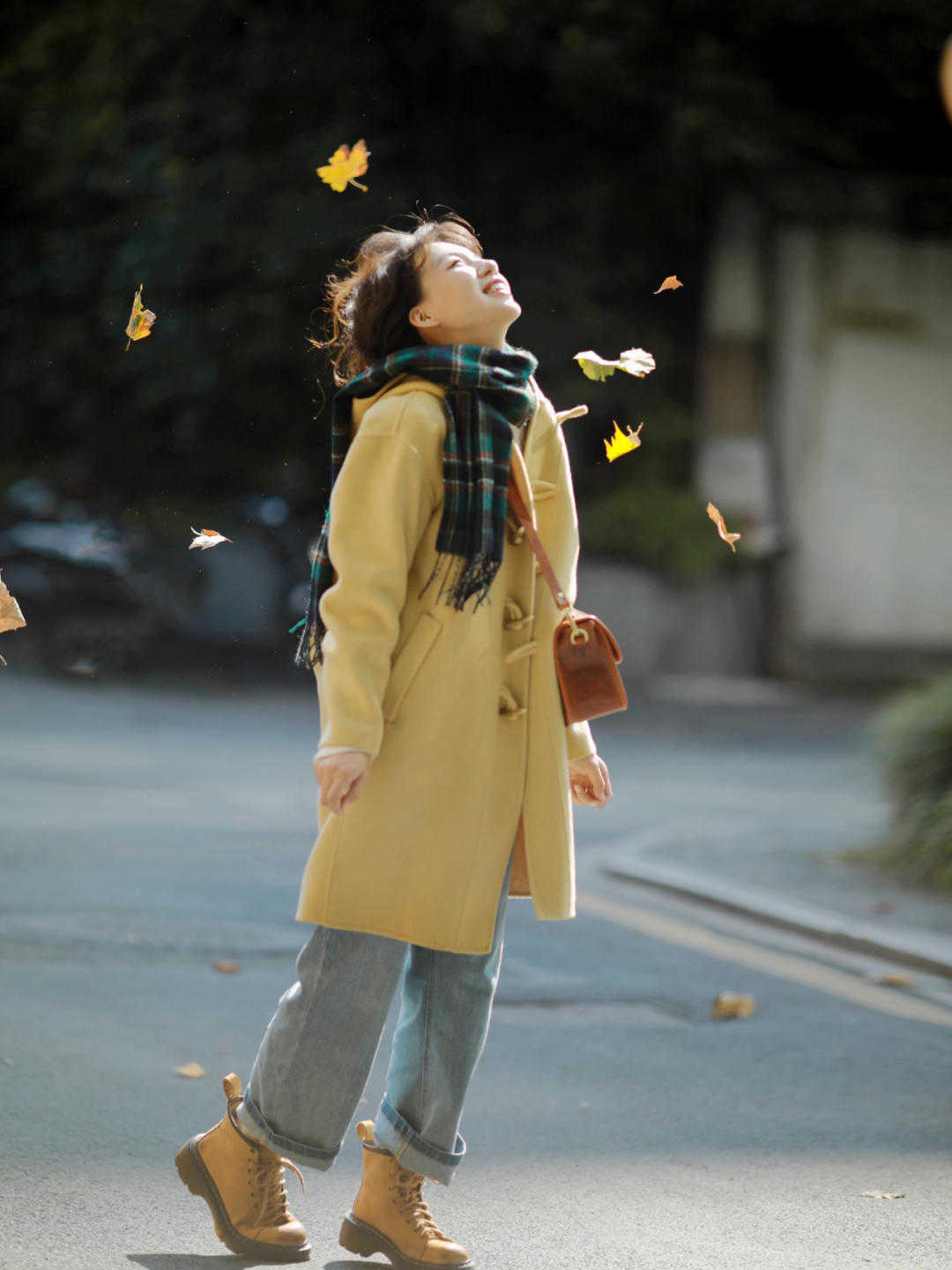 颜色 不露腿的秋冬穿搭来喽，大衣搭配牛仔裤保暖舒适，时髦又显气质