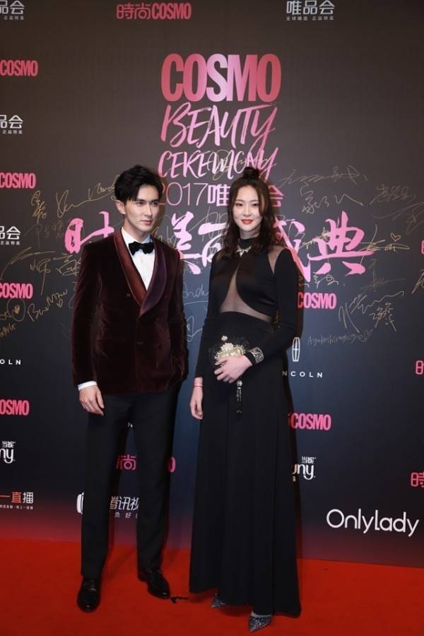 服装 惠若琪打扮起来挺美的，穿透视裙真撩人，和191的高伟光差不多高