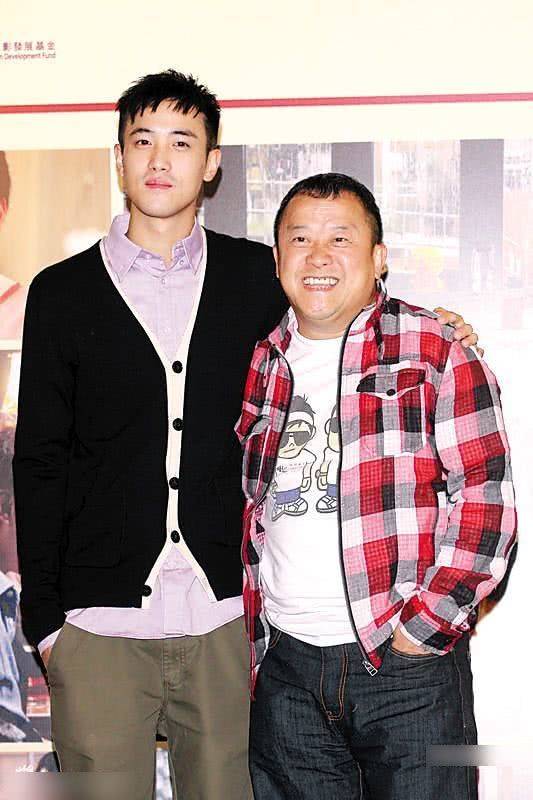 他是曾志伟的儿子,演了60多部剧都不火,自己拍2部电影却爆红_曾国祥