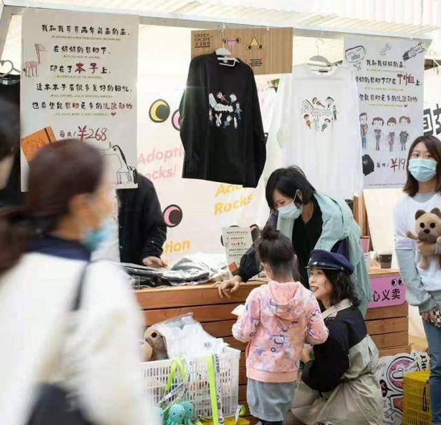 义卖 孙俪的亮相终于惊艳了！参加义卖活动，她穿羽绒服比高定美还要好
