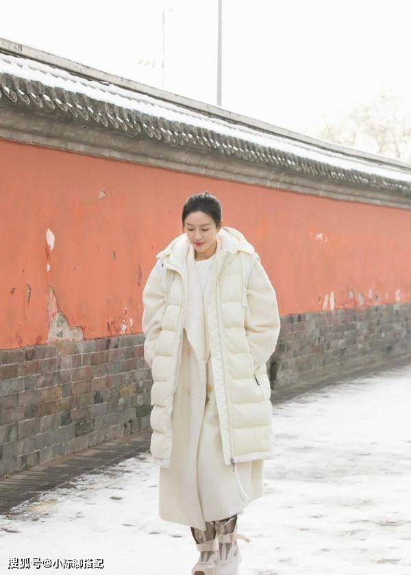 大衣 秋天“大衣+短靴”，不显老不扮嫩，这才是中年女人该有的打扮