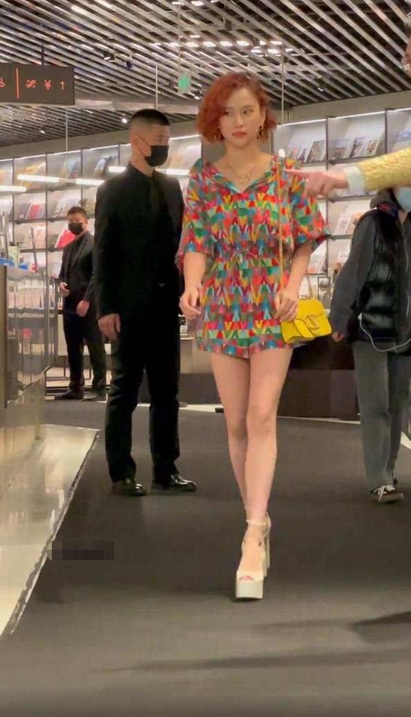 厚底 何超莲烫了卷发，搭配碎花裙却跑出“阿姨味”，气质全靠颜值撑着