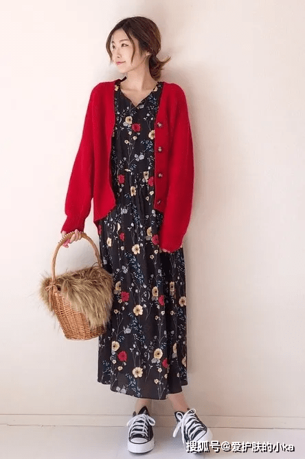 治愈 奶奶衫+碎花裙,奶奶衫+百褶裤=今秋时髦搭配,可气质可温柔