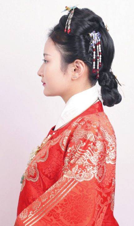 假发明代造型：贵夫人堆砌盘发造型