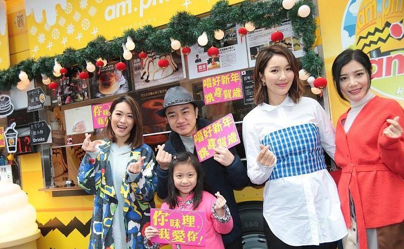 服装 王祖蓝的老婆太懂搭配了,穿白色的服装,清纯得不像生过孩子