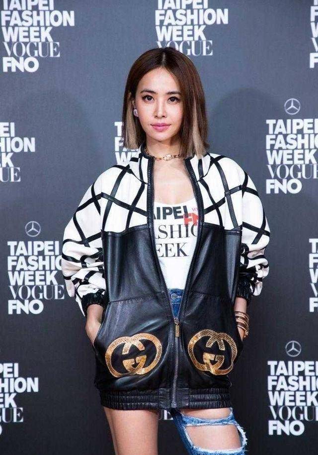 亮点 蔡依林的造型比走秀款有亮点，穿只有“一条腿”的牛仔裤，太个性