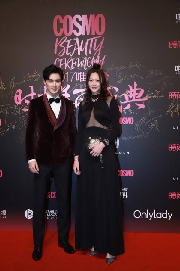 服装 惠若琪打扮起来挺美的，穿透视裙真撩人，和191的高伟光差不多高